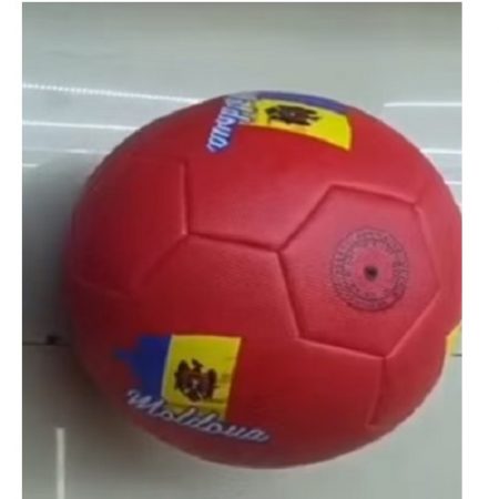 Красный футбольный мяч 67678