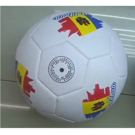 Белый футбольный мяч 67680